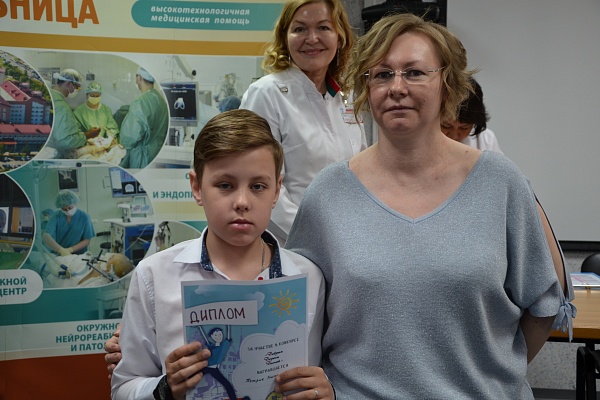 «Мы знаем правила дорожного движения!» В Травмбольнице подвели итоги детского конкурса рисунков «Добрая дорога домой»