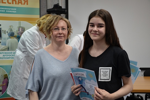 «Мы знаем правила дорожного движения!» В Травмбольнице подвели итоги детского конкурса рисунков «Добрая дорога домой»