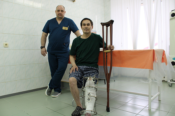 Врачи трёх клиник спасали ногу пациенту Сургутской травмбольницы. За полтора месяца он перенес 8 операций