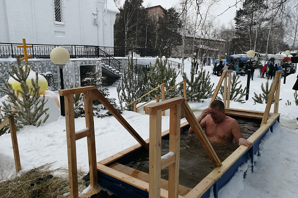 С соблюдением дистанции и православных традиций. Храм при Сургутской травмбольнице весь день принимает желающих окунуться в крещенской купели