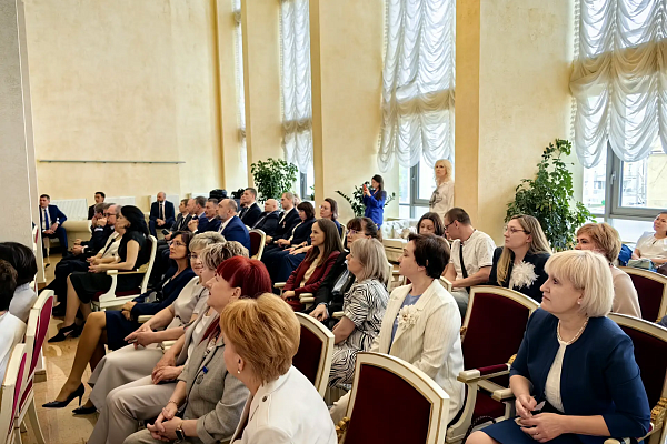 Сотрудники Сургутской травмбольницы получили высокие окружные и ведомственные награды в преддверии Дня медицинского работника