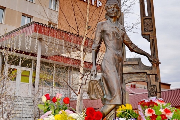 Памятник медицинской сестре у Травматологической больницы может стать символом Сургута!