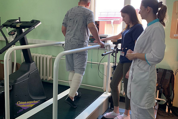 Без них даже высокотехнологичное лечение неполноценно. Ко Дню медицинского работника – о реабилитологах Сургутской травмбольницы 
