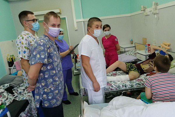 55 врачей Сургутской травмбольницы отмечают профессиональный праздник – День травматолога