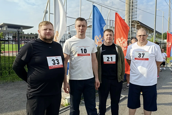 Дню медика — здоровый старт! Врачи со всей Югры вышли на общую пробежку в честь своего профессионального праздника
