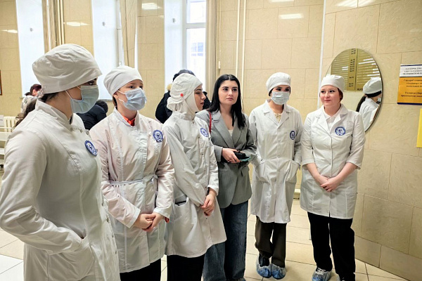 Увидеть "большую медицину" по счастливому билету. Студенты-медики познакомились с сестринскими специальностями в травмбольнице