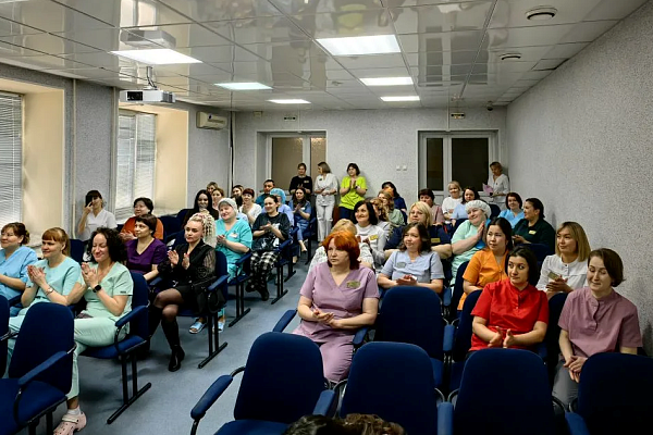 В Сургутской травмбольнице поздравили сестринский коллектив с Международным днём медицинской сестры