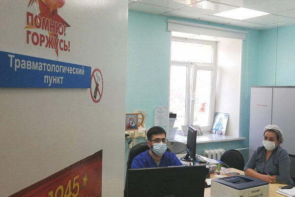 55 врачей Сургутской травмбольницы отмечают профессиональный праздник – День травматолога