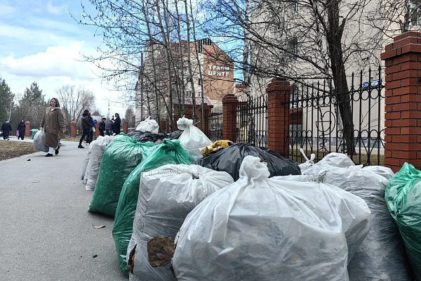 Наш майский трудовой десант. Коллектив Сургутской травмбольницы вышел на субботник