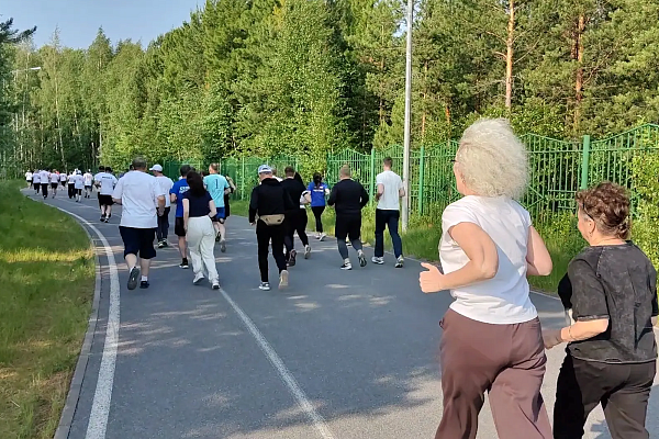Дню медика — здоровый старт! Врачи со всей Югры вышли на общую пробежку в честь своего профессионального праздника