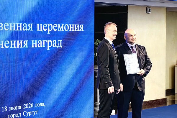 Сотрудники Сургутской травмбольницы получили высокие окружные и ведомственные награды в преддверии Дня медицинского работника