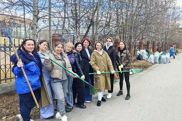 Наш майский трудовой десант. Коллектив Сургутской травмбольницы вышел на субботник