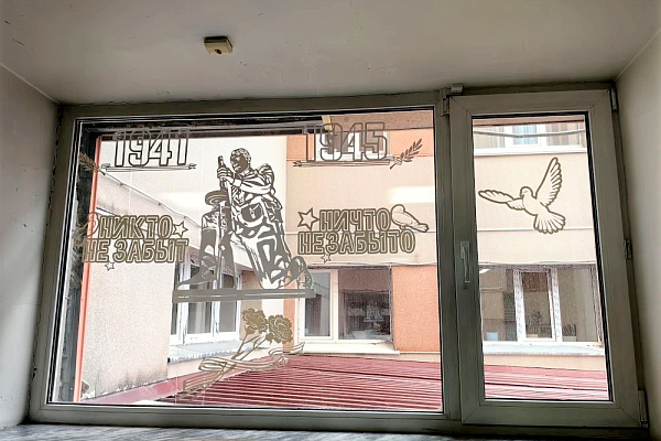 Традиция, объединяющая поколения. Сургутская травмбольница украсила "Окна Победы"