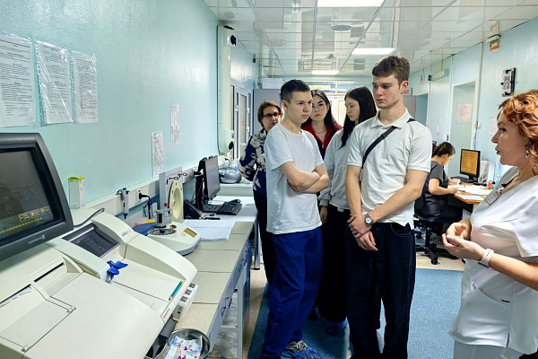 Безвозмездно и взаимовыгодно. Сургутская травмбольница заключила соглашения о сотрудничестве со школами, где организованы медицинские классы