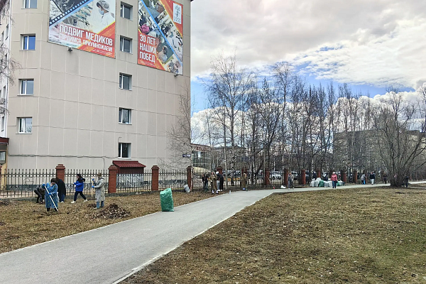 Наш майский трудовой десант. Коллектив Сургутской травмбольницы вышел на субботник