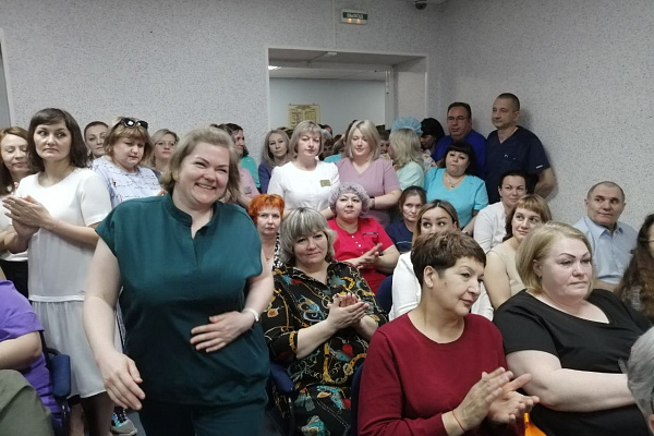 Около двухсот сотрудников Сургутской травмбольницы накануне Дня медицинского работника получили награды, благодарности и звания